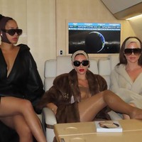 Dalam unggahan Instagram, Kim tampak santai dengan face wrap sambil memadukannya dengan mantel bulu besar, kacamata hitam oversized, hingga stoking berkilau Saint Laurent. Sang adik, Khloé Kardashian, dan sahabatnya, La La Anthony, juga tampil dengan gaya serupa, lengkap dengan balutan face wrap masing-masing. Foto: dok. Instagram @kimkardashian