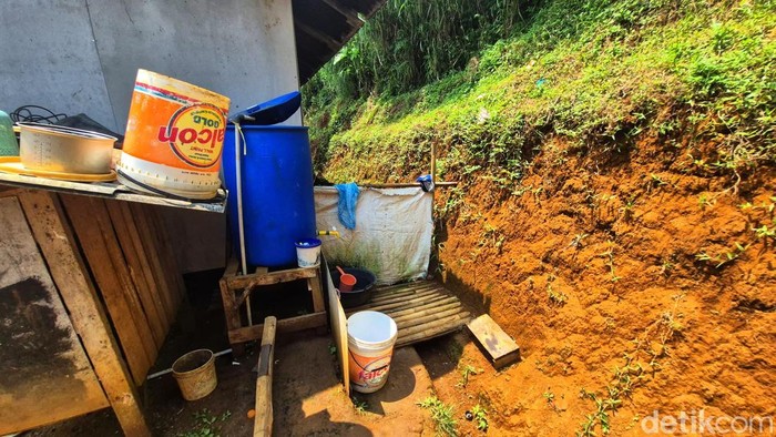Kondisi tempat cuci kakus tanpa atap di rumah Raya, Sukabumi