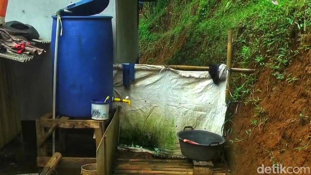 Kondisi tempat cuci kakus tanpa atap di rumah Raya, Sukabumi