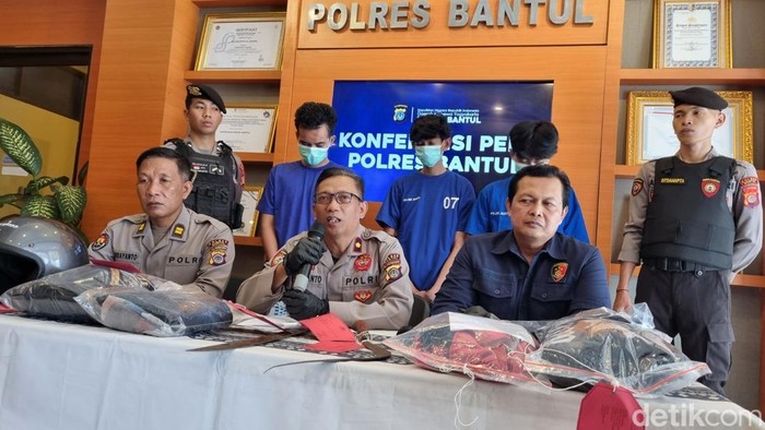 Konferensi pers di Polres Bantul terkait kasus pengeroyokan, Jumat (22/8/2025).