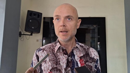 Konsul Jenderal AS di Surabaya, Christopher Green, saat diwawancarai di Kantor Wali Kota Mataram, Jumat (22/8/2025). (Nathea Citra/detikBali)