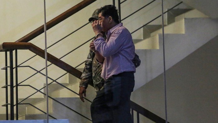 Tersangka kasus dugaan suap pemberian Izin Usaha Pertambangan (IUP) Rudy Ong Chandra (kedua kiri) tiba untuk menjalani pemeriksaan di Gedung Merah Putih KPK, Jakarta, Kamis (21/8/2025). KPK menjemput paksa pengusaha tambang Rudy Ong Chandra terkait kasus dugaan suap pemberian Izin Usaha Pertambangan (IUP) di Kalimantan Timur periode 2013-2018. ANTARA FOTO/Asprilla Dwi Adha/tom.
