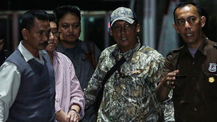 KPK jemput paksa pengusaha tambang Rudy Ong Chandra Tersangka kasus dugaan suap pemberian Izin Usaha Pertambangan (IUP) Rudy Ong Chandra (kedua kiri) tiba untuk menjalani pemeriksaan di Gedung Merah Putih KPK, Jakarta, Kamis (21/8/2025). KPK menjemput paksa pengusaha tambang Rudy Ong Chandra terkait kasus dugaan suap pemberian Izin Usaha Pertambangan (IUP) di Kalimantan Timur periode 2013-2018. ANTARA FOTO/Asprilla Dwi Adha/tom.