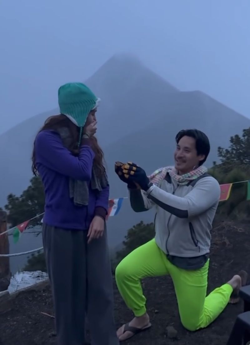 Viral pasangan lamaran saat erupsi gunung berapi.