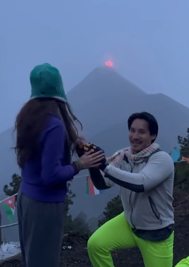 Viral pasangan lamaran saat erupsi gunung berapi.