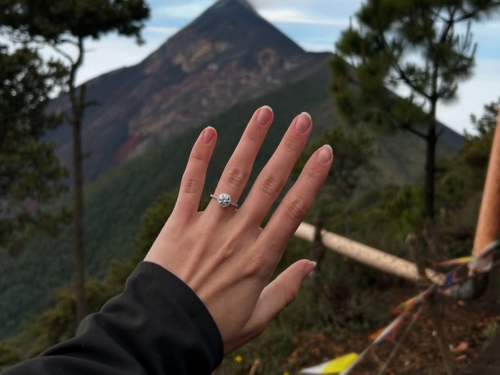 Viral pasangan lamaran saat erupsi gunung berapi.