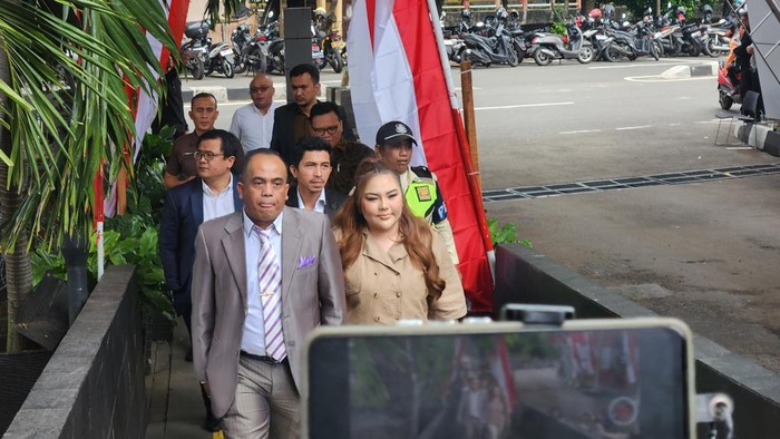 Lisa Mariana penuhi panggilan KPK (Adrial/detikcom)