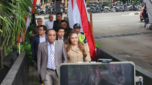 Lisa Mariana penuhi panggilan KPK (Adrial/detikcom)
