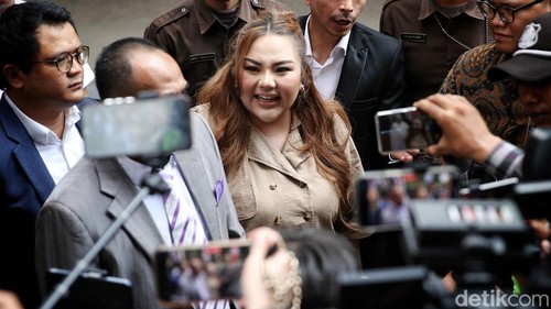 Lisa Mariana tiba di gedung KPK. Lisa akan diperiksa terkait kasus korupsi pengadaan iklan di Bank Pembangunan Daerah Jawa Barat dan Banten (BJB).
