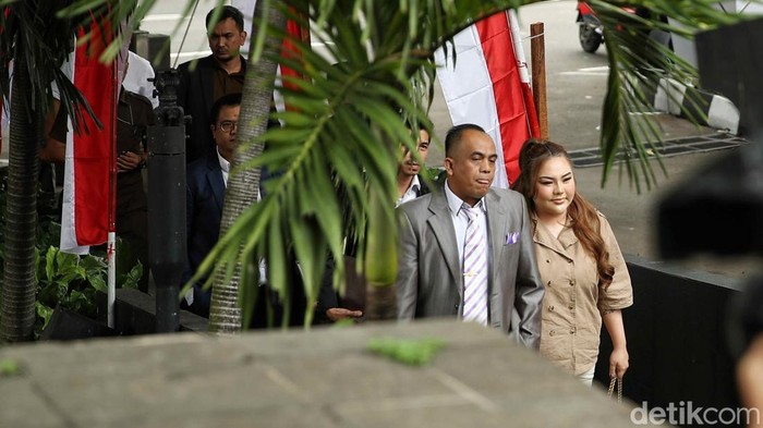 Lisa Mariana tiba di gedung KPK. Lisa akan diperiksa terkait kasus korupsi pengadaan iklan di Bank Pembangunan Daerah Jawa Barat dan Banten (BJB).