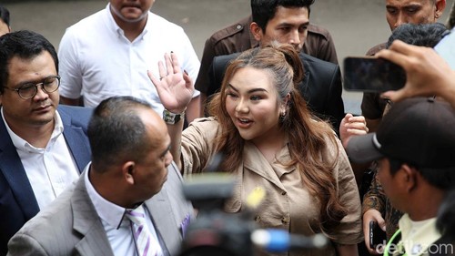 Lisa Mariana tiba di gedung KPK. Lisa akan diperiksa terkait kasus korupsi pengadaan iklan di Bank Pembangunan Daerah Jawa Barat dan Banten (BJB).