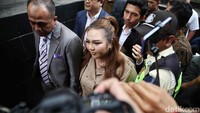 Kasus BJB ini terjadi pada saat Ridwan Kamil menjadi Gubernur Jawa Barat. KPK juga sempat menggeledah rumah RK.  
