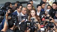 Setelah itu dirinya memasuki gedung KPK. Lisa naik ruang pemeriksaan sekitar pukul 11.35 WIB.