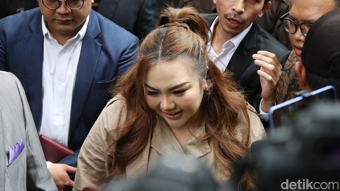 Lisa Mariana tiba di gedung KPK. Lisa akan diperiksa terkait kasus korupsi pengadaan iklan di Bank Pembangunan Daerah Jawa Barat dan Banten (BJB).