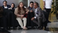 KPK telah menetapkan lima tersangka. Mereka adalah Yuddy Renaldi selaku mantan Dirut Bank BJB; Widi Hartono (WH), yang menjabat pimpinan Divisi Corporate Secretary Bank BJB; serta Ikin Asikin Dulmanan (IAD), Suhendrik (S), dan Sophan Jaya Kusuma (RSJK), selaku pihak swasta.