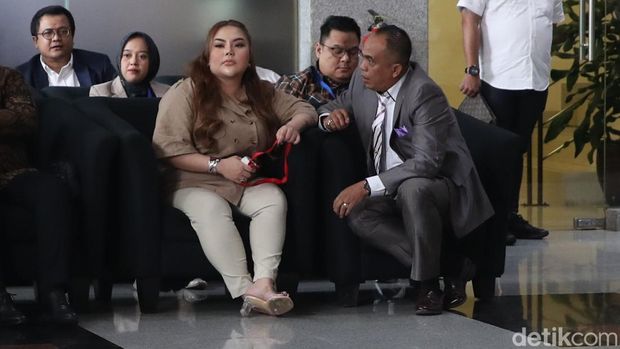 Lisa Mariana tiba di gedung KPK. Lisa akan diperiksa terkait kasus korupsi pengadaan iklan di Bank Pembangunan Daerah Jawa Barat dan Banten (BJB).