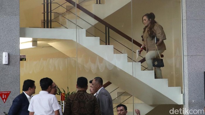 Lisa Mariana tiba di gedung KPK. Lisa akan diperiksa terkait kasus korupsi pengadaan iklan di Bank Pembangunan Daerah Jawa Barat dan Banten (BJB).