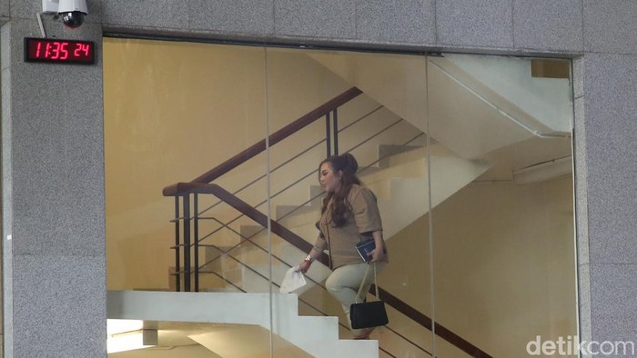Lisa Mariana tiba di gedung KPK. Lisa akan diperiksa terkait kasus korupsi pengadaan iklan di Bank Pembangunan Daerah Jawa Barat dan Banten (BJB).