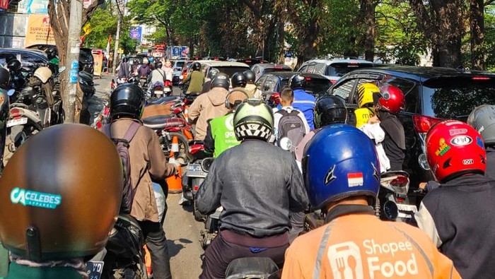 Macet parah di Jalan Letjen Hertasning Makassar.