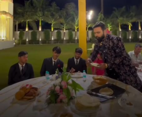 Mantap! Pasangan Pengantin Ajak Pelayan di Pestanya Ikut Makan