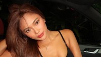 Marion Jola dikenal sebagai penyanyi setelah menjadi peserta ajang pencarian bakat. Setelah itu, ia berkarier dengan menelurkan beberapa lagu, salah satunya yang viral yakni Jangan. (Foto: dok Instagram lalamarionmj)