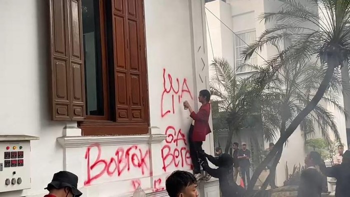 Massa aksi melakukan vandalisme saat demo di Balai Kota Bogor. (dok.Istimewa)