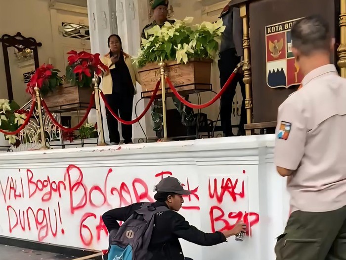 Massa aksi melakukan vandalisme saat demo di Balai Kota Bogor. (dok.Istimewa)
