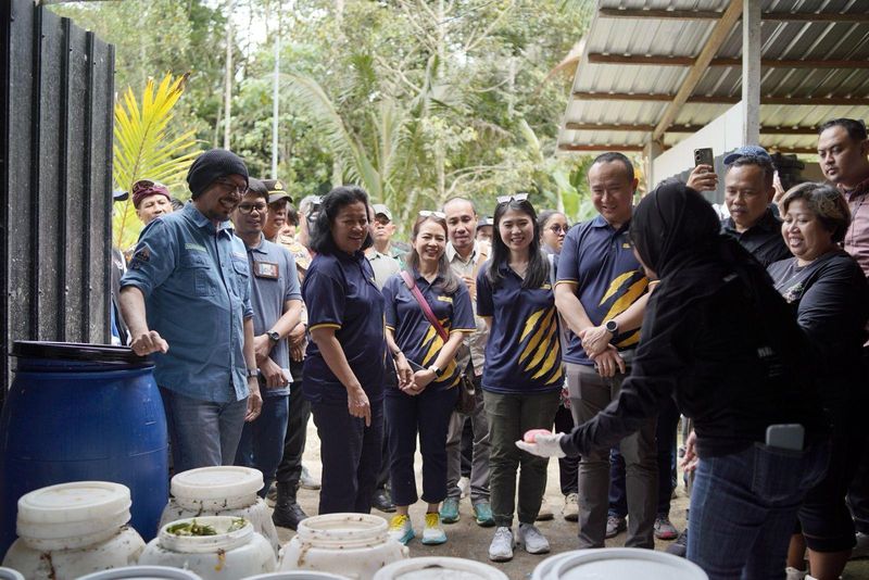 Maybank Indonesia Luncurkan 'Jejak Hijau Desa Sanding'