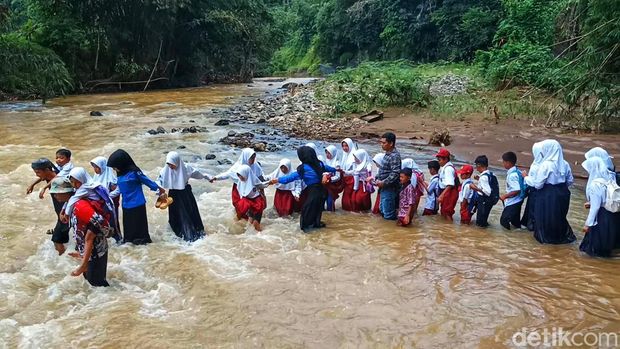 Menggenggam tangan, melawan arus. Begitulah cara pelajar Kampung Tanjung, Sukabumi, menantang derasnya Sungai Cikarang untuk berangkat sekolah. Tak ada jembatan, tak ada pilihan lain, selain bertaruh nyawa setiap pagi
