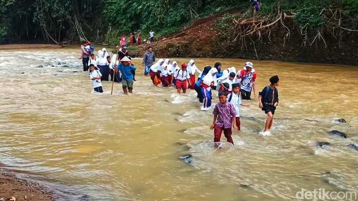 Menggenggam tangan, melawan arus. Begitulah cara pelajar Kampung Tanjung, Sukabumi, menantang derasnya Sungai Cikarang untuk berangkat sekolah. Tak ada jembatan, tak ada pilihan lain, selain bertaruh nyawa setiap pagi