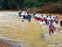 Nestapa di Sungai Sukabumi: Pikul Jenazah-Pelajar Bertaruh Nyawa