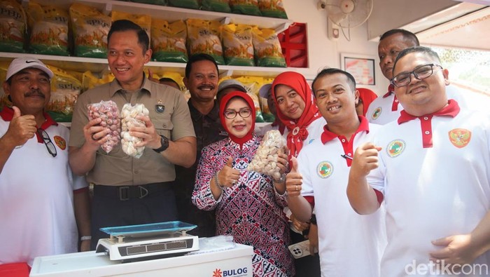 Menko AHY usai meresmikan Koperasi Merah Putih di Kota Madiun.