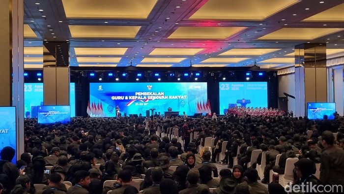 Mensos Saifullah Yusuf membuka pembekalan guru sekolah rakyat di JIExpo, Kemayoran, Jakarta Pusat. Materi pembekalan disampaikan oleh sejumlah menteri. (Taufiq/detikcom).