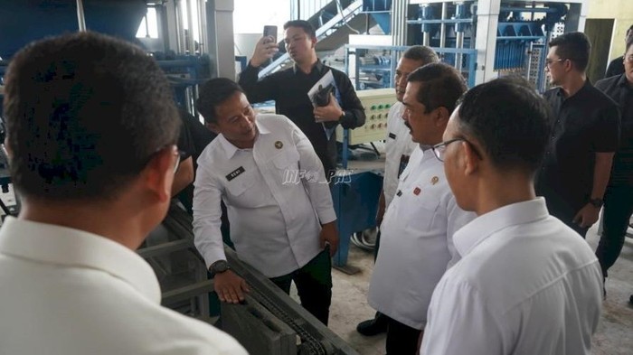 Menteri Imipas Agus Andrianto kunjungi Lapas Tangerang dan tinjau proses produksoi Jawara Beton, Kamis (21/8/2025).