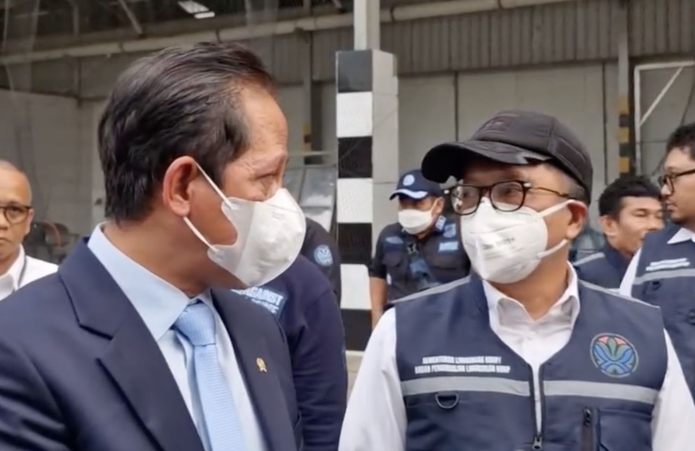Menteri Lingkungan Hidup, Hanif Faisol Nurofiq meninjau langsung PT Bahari Makmur Sejadi di Kabupaten Serang, setelah adanya temuan zat radioaktif Cesium-137 (C-137) pada produk udang ekspor ke Amerika Serikat. (instagram/haniffaisolnurofiq)