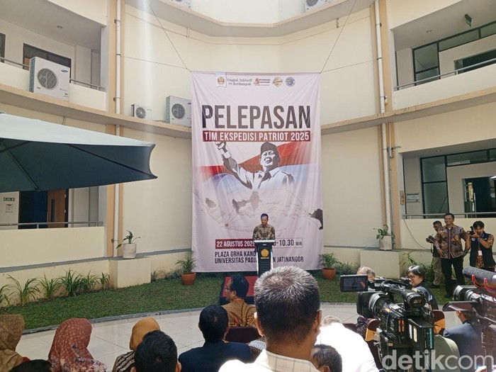 Menteri Transmigrasi Muhammad Iftitah Sulaiman Suryanagara menerima mahasiswa Unpad sebagai Tim Ekspedisi Patriot.