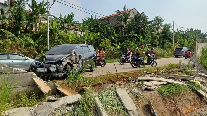 Mobil Innova menabrak tembok pembatas jalan tol di Depok hingga porak-poranda.