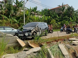 Innova Tabrak Tembok Pembatas Tol di Depok hingga Porak-poranda