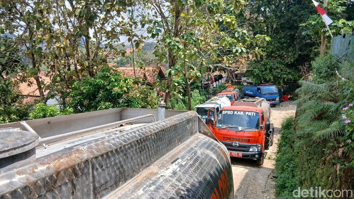 Mobil pemadam dan suplai air disiagakan untuk memadamkan api sumur minyak Blora, Jumat (22/8/2025).