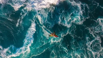 Fotografer: Karim Iliya Kategori: Petualangan Lokasi: Hawaii “Foto ini menunjukkan seorang peselancar angin menunggangi ombak di Pantai Hookipa di Maui, tempat yang terkenal dengan ombak besar dan angin kencangnya,” ujar Iliya. “Diambil dari atas dengan drone, gambar ini menawarkan tampilan unik dari olahraga yang jarang dilihat orang dari dekat. Foto ini diambil saat kompetisi American Windsurfing Tour, tempat beberapa peselancar angin terbaik dunia datang untuk menguji kemampuan mereka. Dari pemandangan udara ini, Anda dapat benar-benar merasakan kekuatan lautan dan hubungan antara peselancar, ombak, dan angin yang menggerakkan semuanya.” Foto: Ocean Photographer of the Year