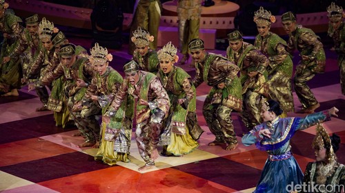Suasana megah memenuhi Indonesia Arena, Senayan, Jakarta, saat pagelaran “Sabang Merauke Hikayat Nusantara” di Indonesia Arena, Jakarta, Jumat (22/8/2025). Pagelaran ini menyuguhkan pengalaman budaya Nusantara dari Sabang hingga Merauke dalam satu panggung besar.