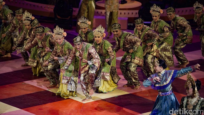 Suasana megah memenuhi Indonesia Arena, Senayan, Jakarta, saat pagelaran “Sabang Merauke Hikayat Nusantara” di Indonesia Arena, Jakarta, Jumat (22/8/2025). Pagelaran ini menyuguhkan pengalaman budaya Nusantara dari Sabang hingga Merauke dalam satu panggung besar.