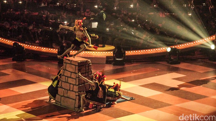 Suasana megah memenuhi Indonesia Arena, Senayan, Jakarta, saat pagelaran “Sabang Merauke Hikayat Nusantara” di Indonesia Arena, Jakarta, Jumat (22/8/2025). Pagelaran ini menyuguhkan pengalaman budaya Nusantara dari Sabang hingga Merauke dalam satu panggung besar.