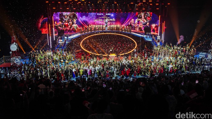 Panggung Megah di Pagelaran Sabang Merauke 2025 Suasana megah memenuhi Indonesia Arena, Senayan, Jakarta, saat pagelaran βSabang Merauke Hikayat Nusantaraβ di Indonesia Arena, Jakarta, Jumat (22/8/2025). Pagelaran ini menyuguhkan pengalaman budaya Nusantara dari Sabang hingga Merauke dalam satu panggung besar.