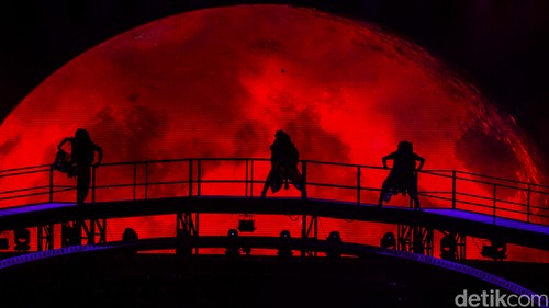 Suasana megah memenuhi Indonesia Arena, Senayan, Jakarta, saat pagelaran “Sabang Merauke Hikayat Nusantara” di Indonesia Arena, Jakarta, Jumat (22/8/2025). Pagelaran ini menyuguhkan pengalaman budaya Nusantara dari Sabang hingga Merauke dalam satu panggung besar.