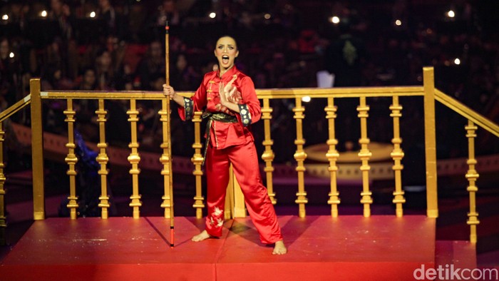 Suasana megah memenuhi Indonesia Arena, Senayan, Jakarta, saat pagelaran “Sabang Merauke Hikayat Nusantara” di Indonesia Arena, Jakarta, Jumat (22/8/2025). Pagelaran ini menyuguhkan pengalaman budaya Nusantara dari Sabang hingga Merauke dalam satu panggung besar.