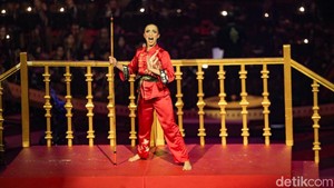 Dengan penggabungan orkestra modern dan tari tradisional, para seniman menyampaikan kisah panjang budaya Indonesia dalam visual dan musikalitas yang memikat. Foto: Andhika Prasetia