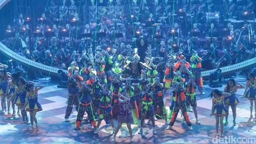 Suasana megah memenuhi Indonesia Arena, Senayan, Jakarta, saat pagelaran “Sabang Merauke Hikayat Nusantara” di Indonesia Arena, Jakarta, Jumat (22/8/2025). Pagelaran ini menyuguhkan pengalaman budaya Nusantara dari Sabang hingga Merauke dalam satu panggung besar.