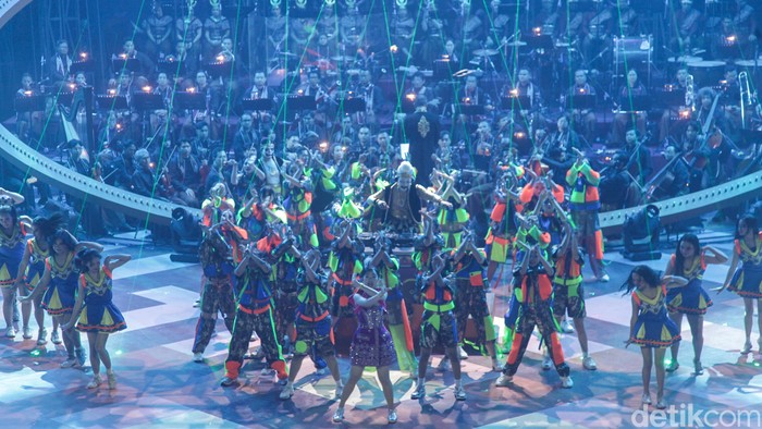 Suasana megah memenuhi Indonesia Arena, Senayan, Jakarta, saat pagelaran “Sabang Merauke Hikayat Nusantara” di Indonesia Arena, Jakarta, Jumat (22/8/2025). Pagelaran ini menyuguhkan pengalaman budaya Nusantara dari Sabang hingga Merauke dalam satu panggung besar.