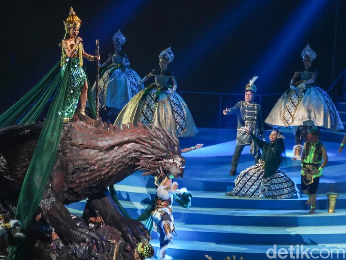 Panggung Megah di Pagelaran Sabang Merauke 2025 Suasana megah memenuhi Indonesia Arena, Senayan, Jakarta, saat pagelaran βSabang Merauke Hikayat Nusantaraβ di Indonesia Arena, Jakarta, Jumat (22/8/2025). Pagelaran ini menyuguhkan pengalaman budaya Nusantara dari Sabang hingga Merauke dalam satu panggung besar.